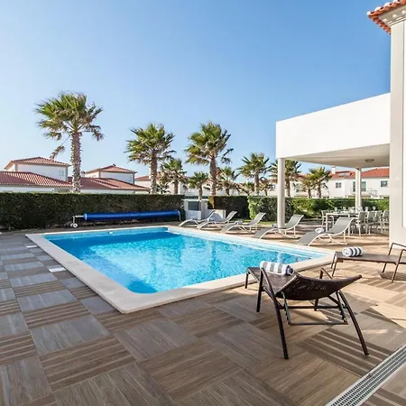 Ferrel Sleeps 6 Pool Wifi *