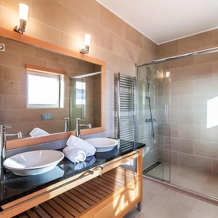 Ferrel Sleeps 6 Pool Wifi Villa